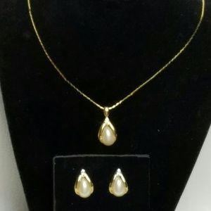 Avon Necklace & Earrings